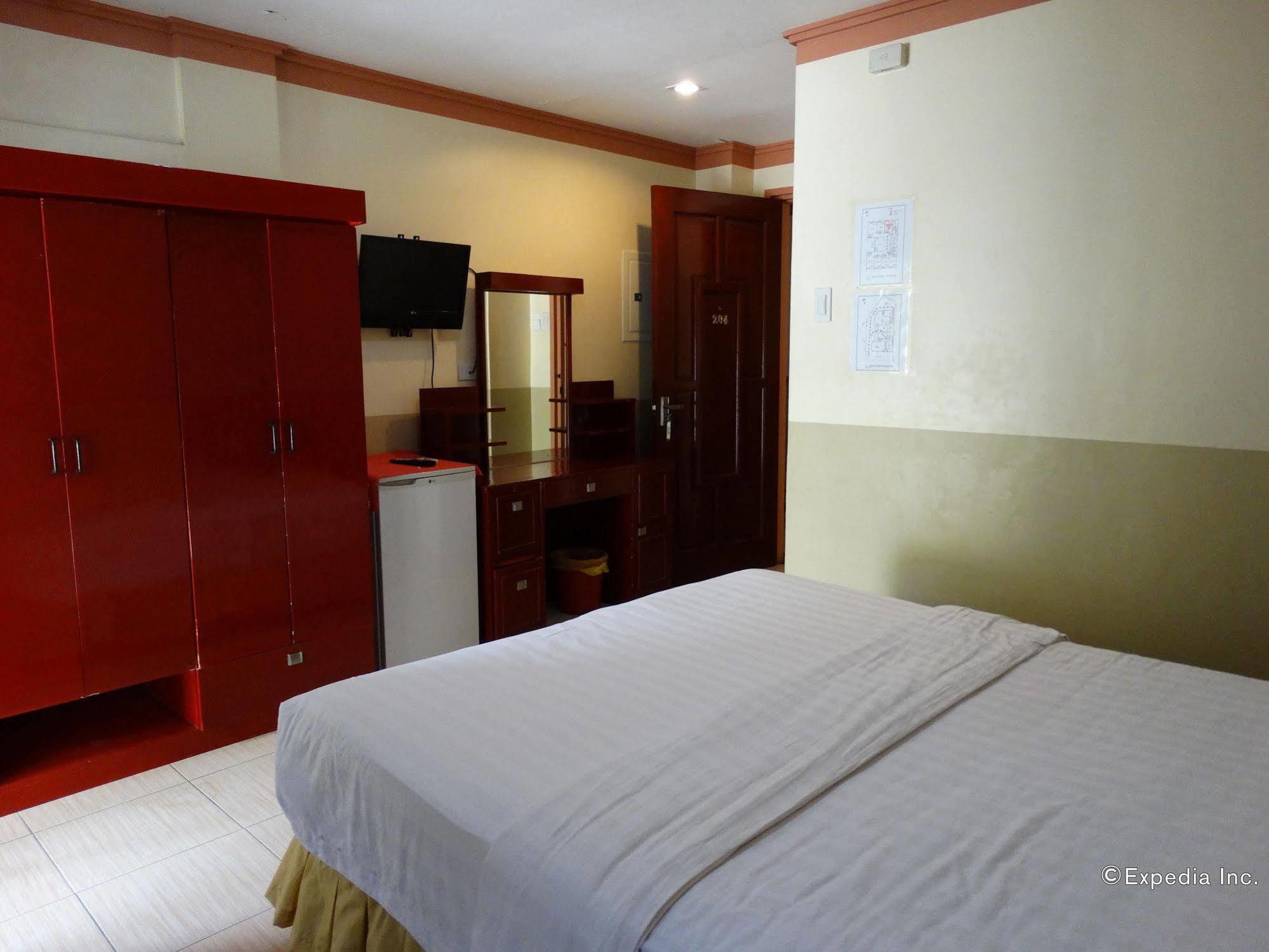 Imperial Ridge Pension House Тагбиларан Сити Екстериор снимка