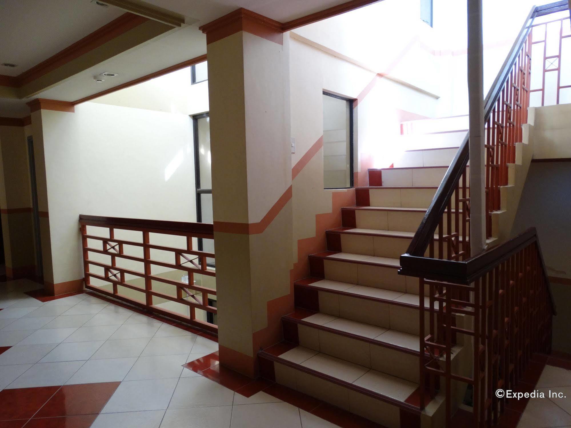 Imperial Ridge Pension House Тагбиларан Сити Екстериор снимка